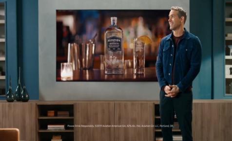 Ryan Reynolds belerakta új filmjét és gin márkáját is a Samsung reklámjába